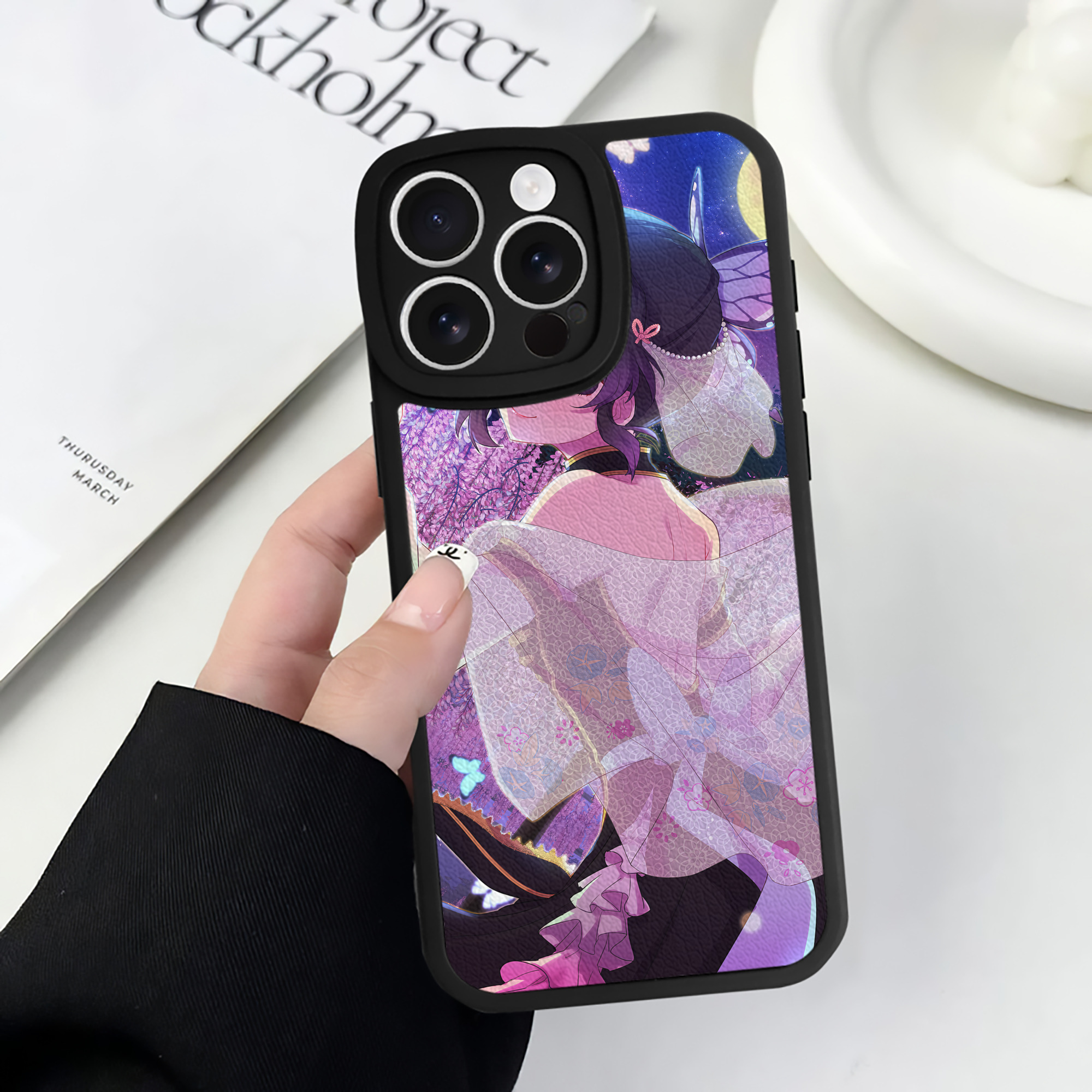 （画像用） 鬼滅の刃（きめつのやいば）蟲柱-胡蝶 しのぶ／こちょう しのぶ Kochou Shinobu 【iPhone 16シリーズ対応】シリコンスマホケース（レザー調） 材質：シリコン